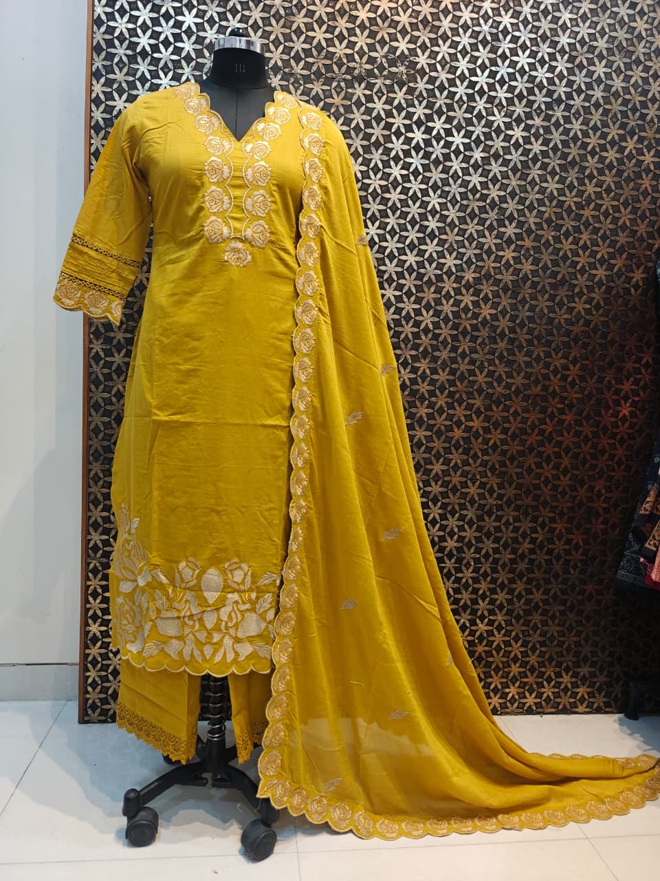 Gul-E-Rose - Premium Roman Silk Scallop Set - alternate view